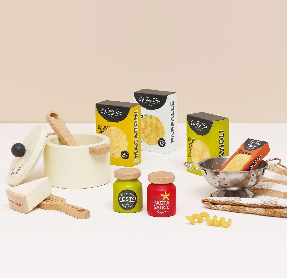 Organic Pasta Set with saucepan, wooden spoon, colander, cheese grater, pasta boxes, pesto and tomato sauce jars