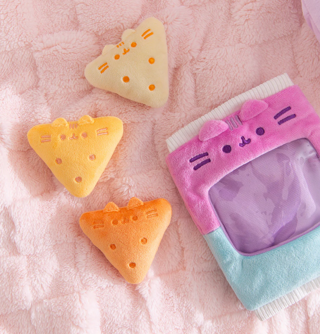 Pusheen Gamer: Chips plush set with three removable triangular chip plushies and a clear window bag on pink fabric.