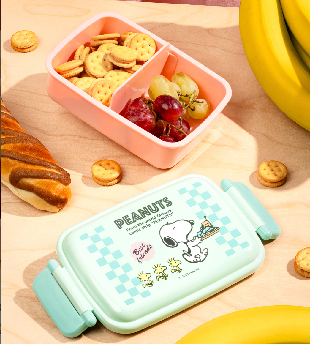 Retro Peanuts bento box with secure lock, divided interior, featuring Snoopy and Woodstock in 80’s cafe style design